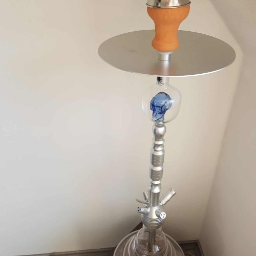 Rauchsäule mit Shisha-Design auf Holzständer, ideal für Raucher, stilvoller Blickfang im Raum.