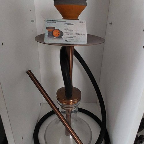 Shisha-Glasbowl mit Metallaufsatz und Schlauch.