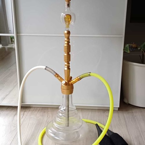 Rauchsäule mit Shisha, Schlauch und Kohlezange für Wasserpfeifen.
