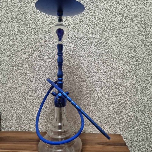 Moderne Shisha mit blauer Silikonschlauch und Glasbasis auf Holztisch.