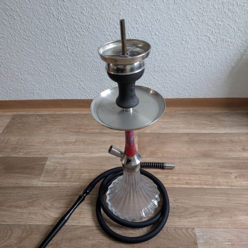 Rauchsäule mit Shisha und Zubehör, ideal für Wasserpfeifen-Liebhaber.