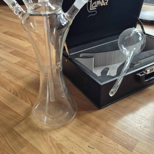 Rauchglas-Shisha mit Glasbowl und Zubehör, ideal für Wasserpfeifen-Liebhaber, in einem schwarzen Tra.