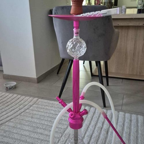 Bunte Shisha mit Glasball und pinkem Zubehör, ideal für gemütliche Abende.
