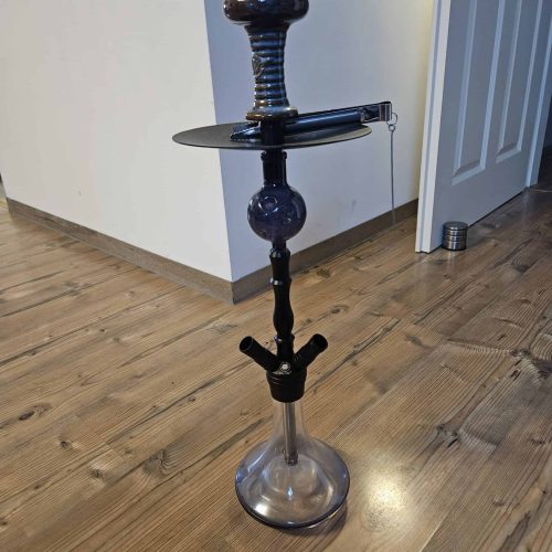 Shisha-Kopf mit Glasbowl und Schlauchanschluss, auf Holzboden.