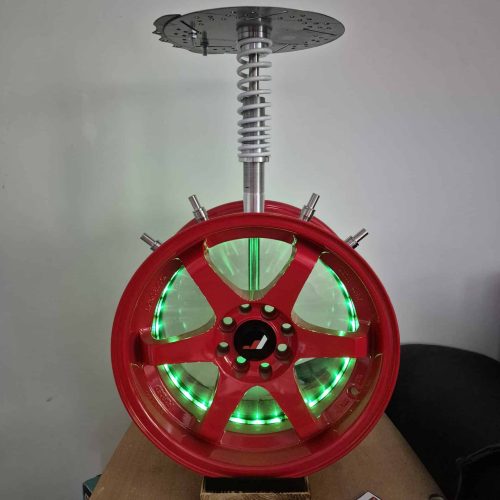 LED-beleuchtetes Feuerrad mit rotem Rahmen und grünen Lichtern.