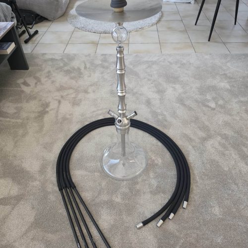 Shisha-Hookah mit Glasbowl, Metallstange und mehreren Schläuchen.