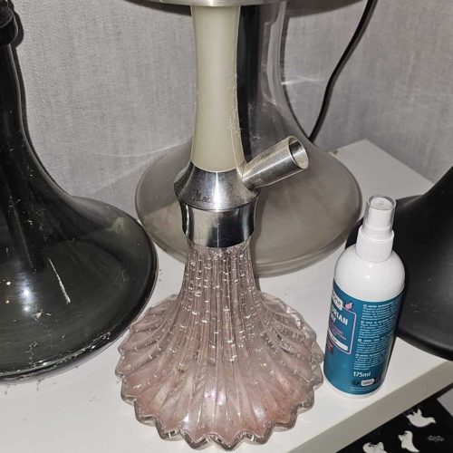 Shisha mit Glasaufsatz und Zubehör, ideal für Raucher und Sammler.