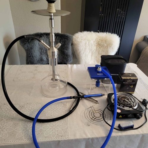 Shisha mit Glasbowl, Heizsystem und Zubehör auf Esstisch.