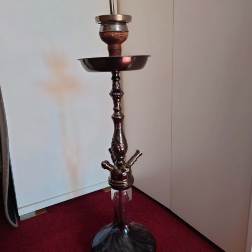 Shisha-Ständer mit Glasbowl und Metallhaken, elegantes Design.