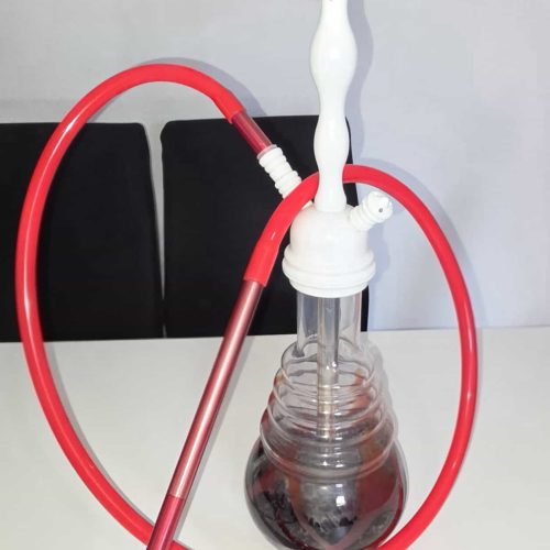 Shisha mit rotem Schlauch, Glasbowl und weißem Kopf.