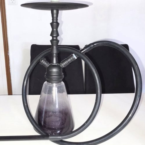 Schwarze Shisha mit Glasbowl auf weißem Tisch.