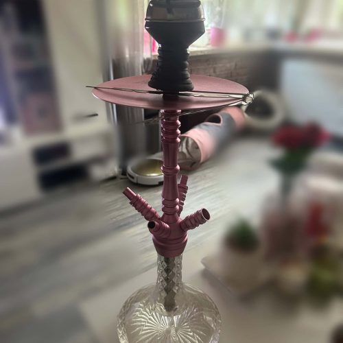 Rauchende Shisha mit Wasserpfeife, pinkes Glas und Zubehör, gut erhalten, für Shisha-Liebhaber geeig.