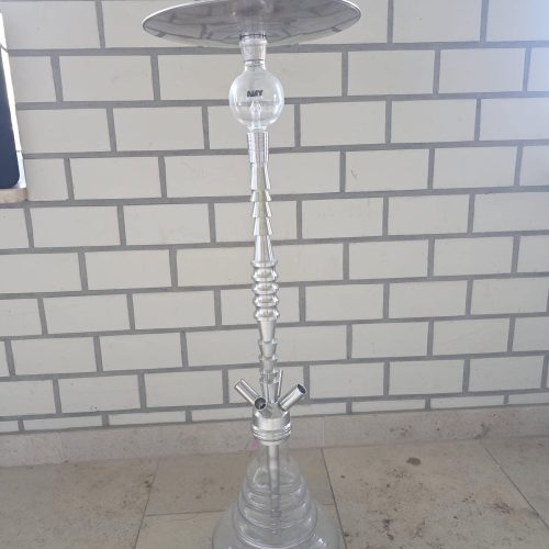 Elegante Shisha mit Glasbasis und Metallaufsatz, ideal für Raucherlebnisse.