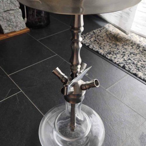 Shisha-Kopfständer mit Metallstamm und Glasbasis, modern.