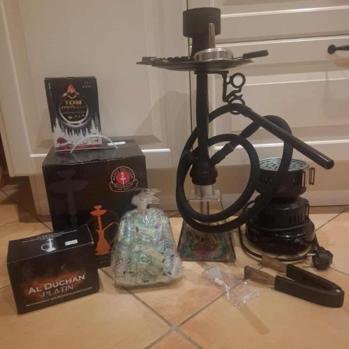 Komplettes Hookah Zubehör mit Kohle, Schläuchen und Ersatzteilen.