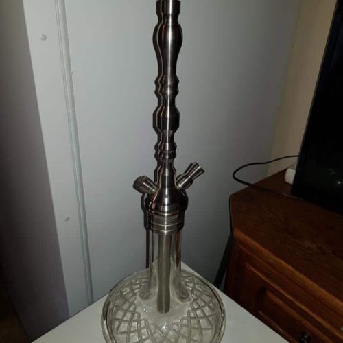 Dekorative Shisha aus Glas und Metall, ideal für Raucher und Sammler.