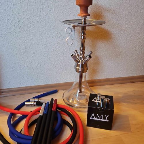 Shisha mit Glasbowl, Schlauch und Kohlezange, bereit zum Rauchen.