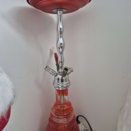 Schöne Shisha mit rotem Glas und Metallrohr, ideal für Raucher und Sammler.