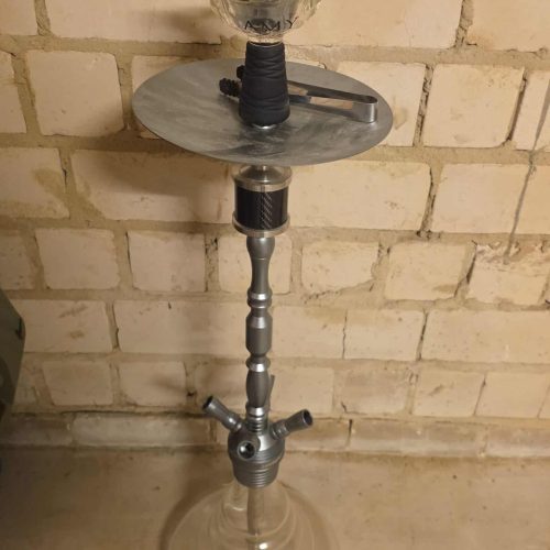 Rauchsäule mit Shisha-Setup, inklusive Kopf, Schlauch und Glasbase, für aromatisches Rauchen.