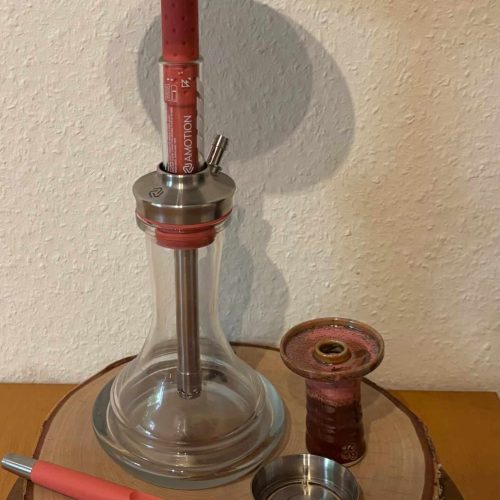 Shisha mit Glasbowl, Tabakschale, Tonkopf und Schlauch.