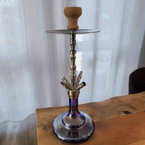 Rauch-Hookah auf Holztisch vor Fenster, ohne Schlauch.