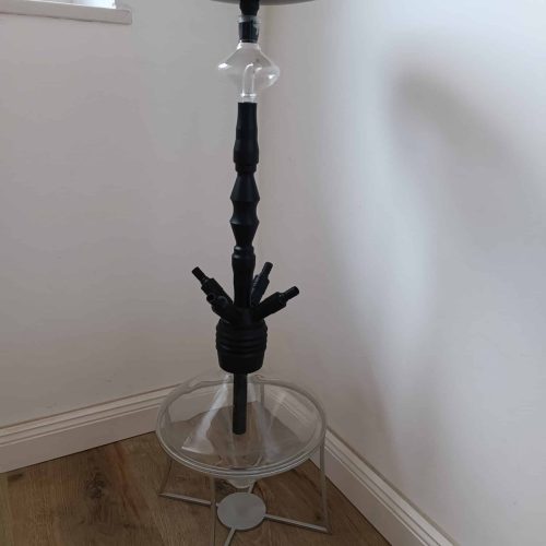 Rauchsäule mit Glasaufsatz, Kohleteller und schwarzem Standfuß.