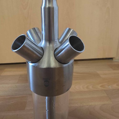 Edelstahl-Schornsteinadapter mit vier Ausläufen für Kamin- oder Ofenanschluss.