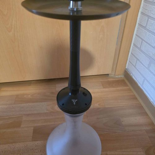 Shisha-Rauchsäule auf Holzfußboden, geeignet für Wasserpfeifen.