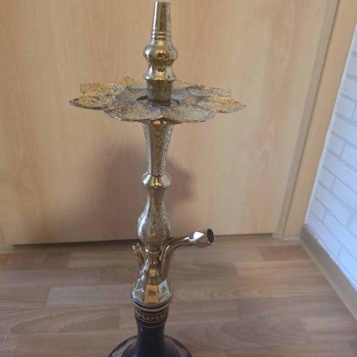 Rauch-Hookah mit goldener Platte, silbernem Schlauchanschluss und blauer Basis, ideal für Shisha-Lie.