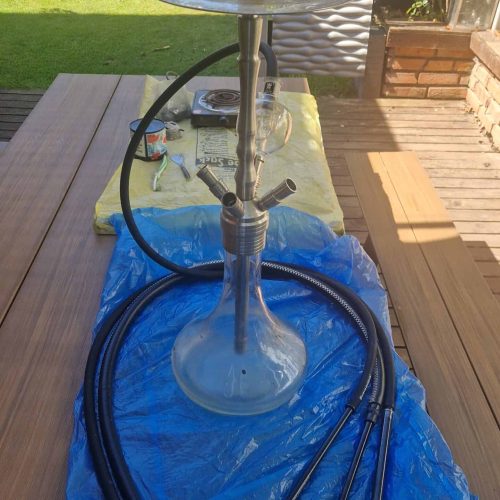 Shisha mit Glasbowl, Schlauch und Kohlezange, ideal für gemütliche Abende.