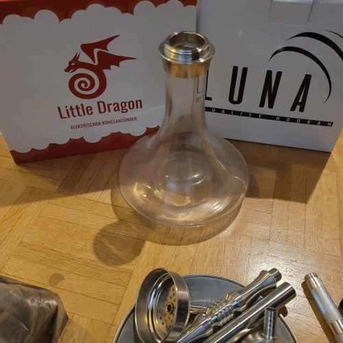 Transparente Glas-Shisha-Base mit Metallanschlüssen und Zubehör.