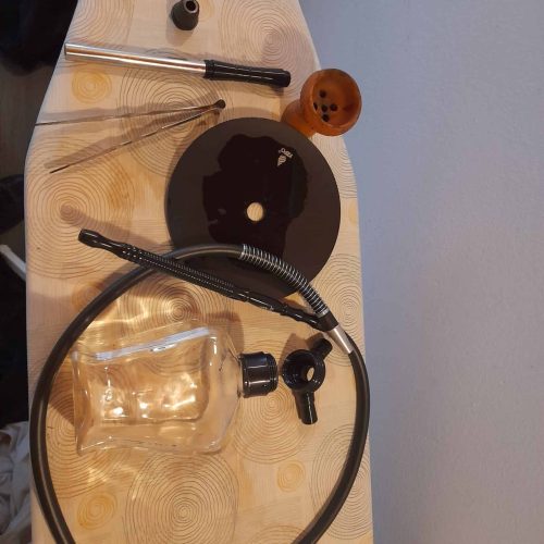 Shisha mit Glas, Tonkopf und Schlauch für Wasserpfeifen.