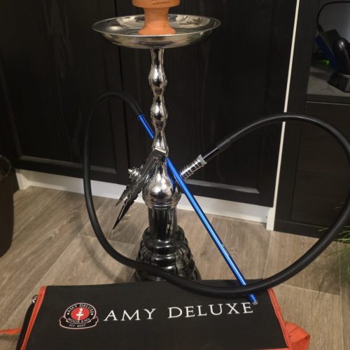 Rauchende Shisha auf einem Tisch mit Zubehör und Transportkoffer.