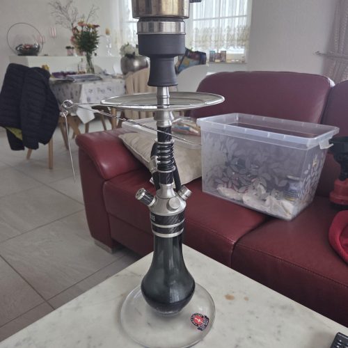 Rauchende Shisha auf einem Tisch im Wohnzimmer, bereit zum Gebrauch.