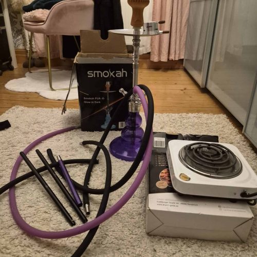 Shisha mit Rauchsäule, Tabak und Zubehör für Dampferlebnis.