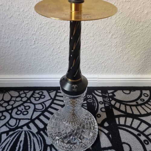 Kerzenhalter mit Glasbasis und goldener Ablagefläche, ideal für Dekorationen oder Partys.