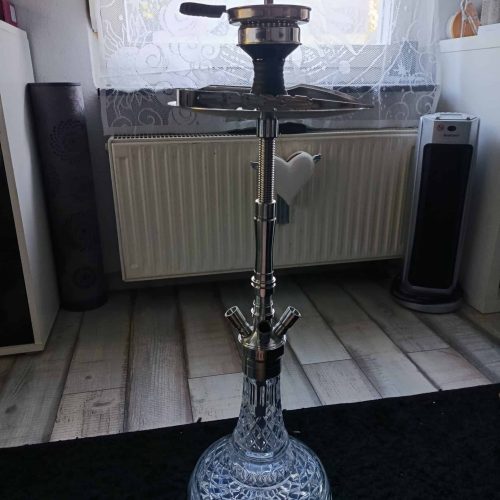 Shisha mit Glasbowl und Metallaufsatz, im Raum aufgestellt.