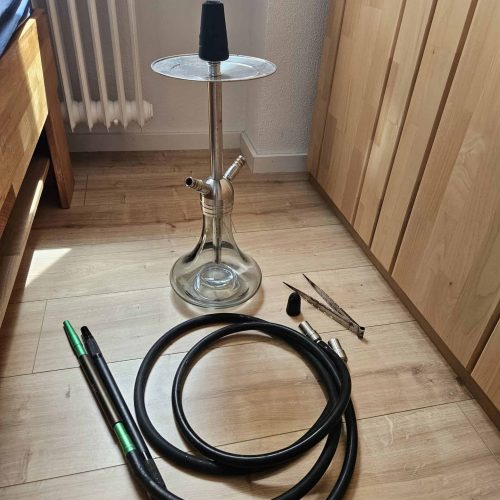 Rauchsäule mit Glas- und Metallteilen, geeignet für Shisha, inklusive Schlauch und Zubehör.