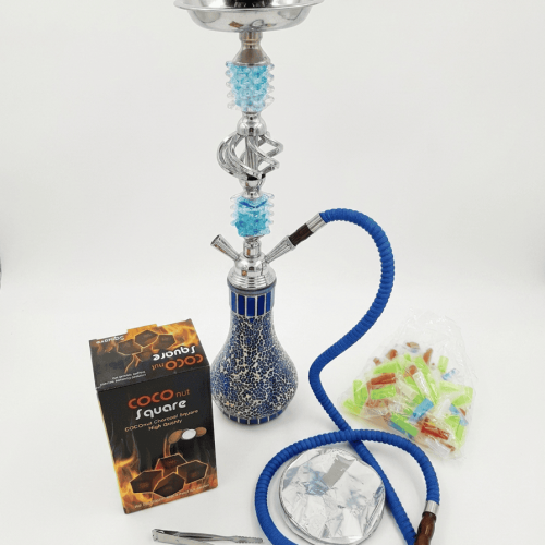 Shisha mit blauer Schlauch, Glasbowl und Zubehör.