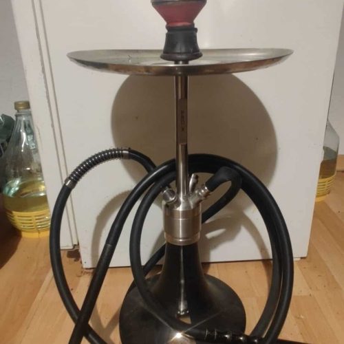 Shisha mit Metall- und Glasbestandteilen, flexible Schläuche und Ablagefläche.