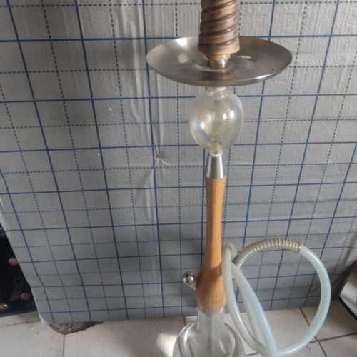 Shisha-Glasbowl mit Metallaufsatz und Schlauch.