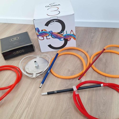 Verschiedene Shisha-Teile inklusive Glasbowl, Schläuche und Zubehör.