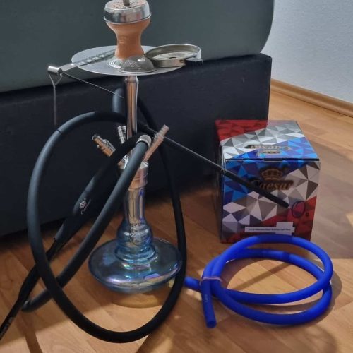 Verschiedene Shisha Teile, inklusive Glasbowl, Schlauch und Zubehör.