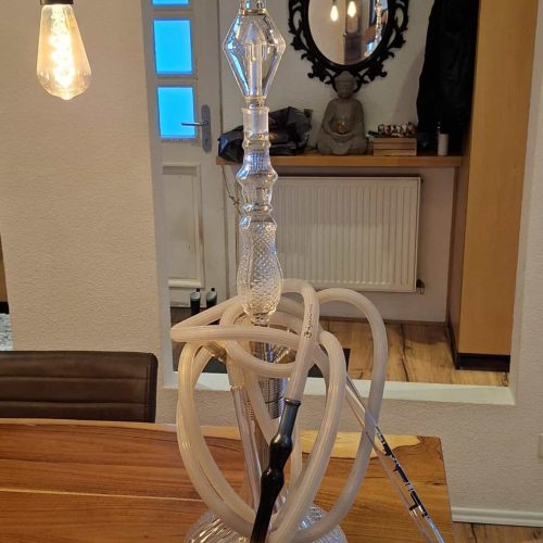 Detaillierte Wasserpfeife mit Glas- und Metallteilen, ideal für Shisha-Liebhaber. Perfekt für den Ge.