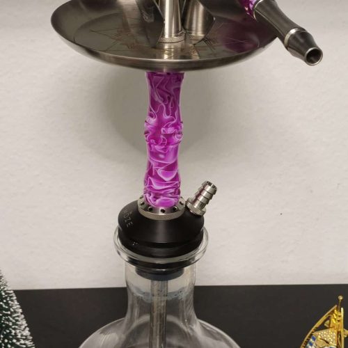 Shisha mit Glasbowl, Metallaufsatz und Dampfzubehör auf Tisch.