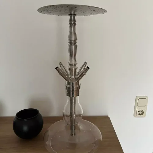Transparente Glas-Shisha mit Metall- und Glasdetails, perfekt für Raucherlebnisse.