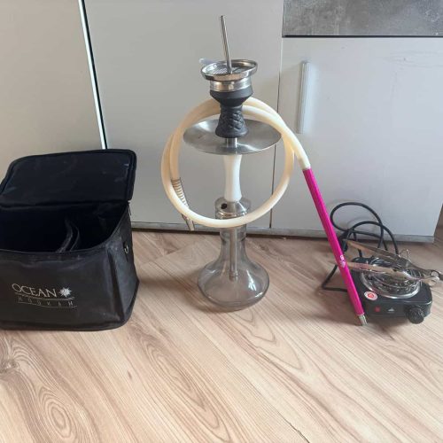 Shisha mit Glasbowl, Schlauch, Kohleanzünder und Tasche.
