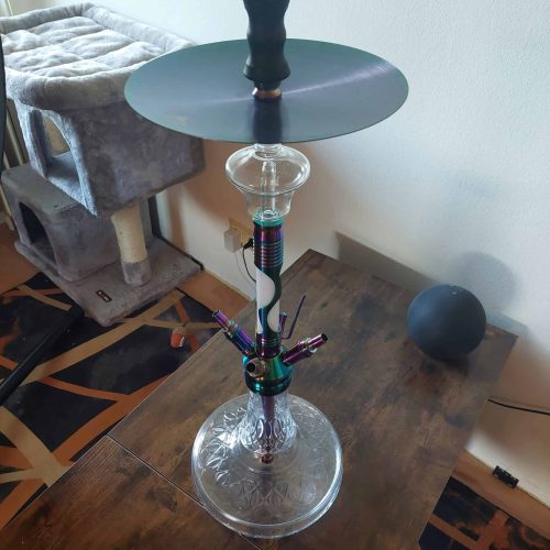 Moderne Shisha mit Glasbowl und Silikonschlauch.