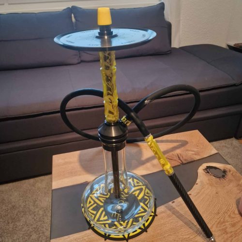Rauchsäule mit Schlauch und buntem Design, ideal für Shisha-Genuss zu Hause.