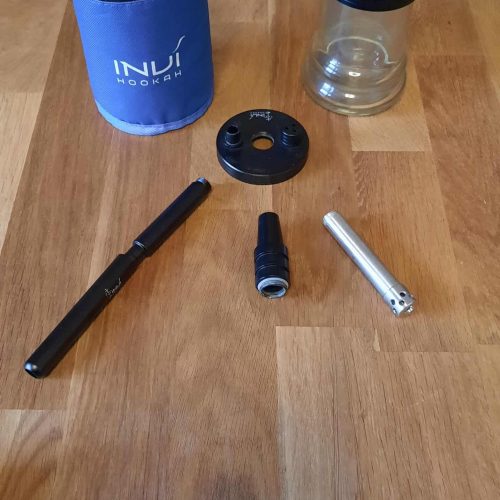 Shisha-Zubehör mit Glas, Silikontasche und Ersatzteilen.